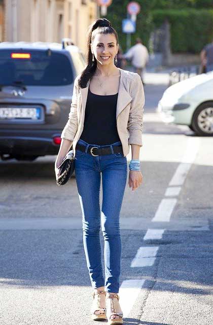 Jeansmode mit enger Röhrenjeans