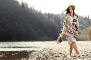 Herbstmode - Frau mit Poncho © depositphotos.com