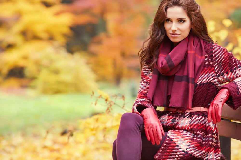 Herbstmode in rote Herbstfarben bei Schal und Handschuhe (de.depositphotos.com)