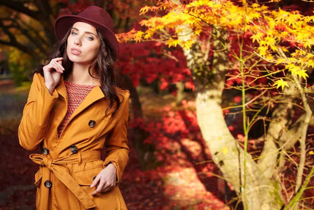 Aktuelle Herbstmode mit gelben Trenchcoat (de.depositphotos.com)